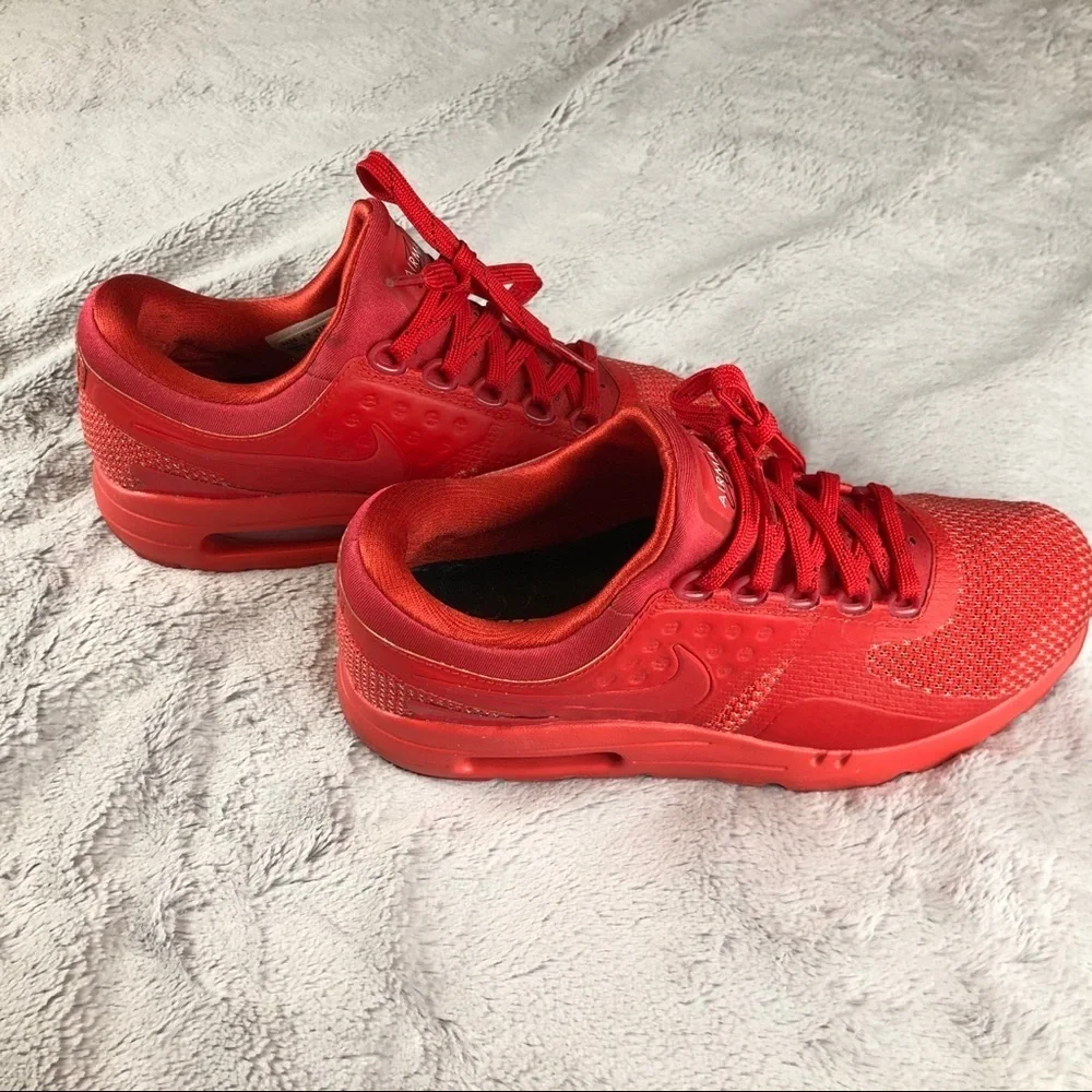 Nike Air Max Men’s: 6.5 Woman’s: 8